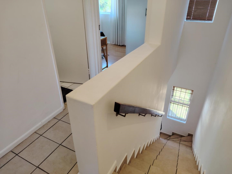 To Let 2 Bedroom Property for Rent in Uitzicht Western Cape